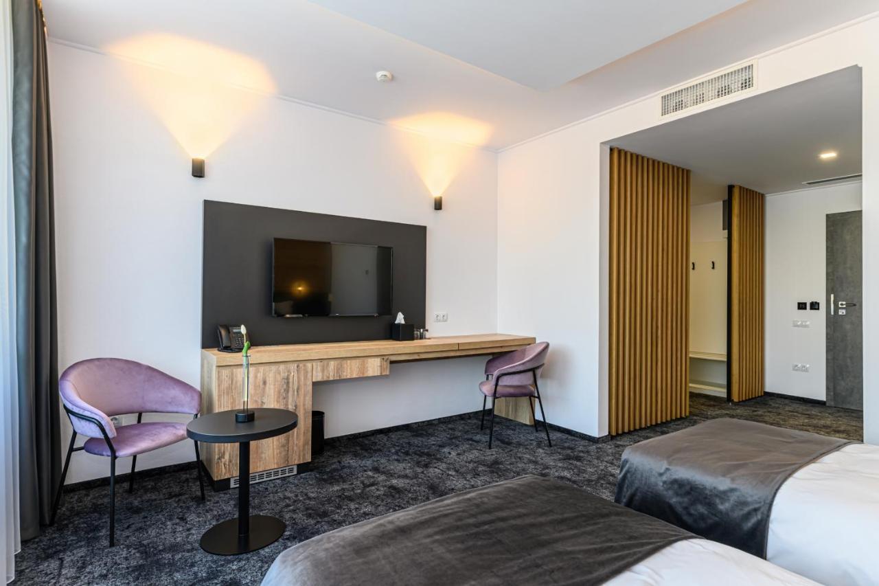 B The Hotel Sfântu-Gheorghe Buitenkant foto