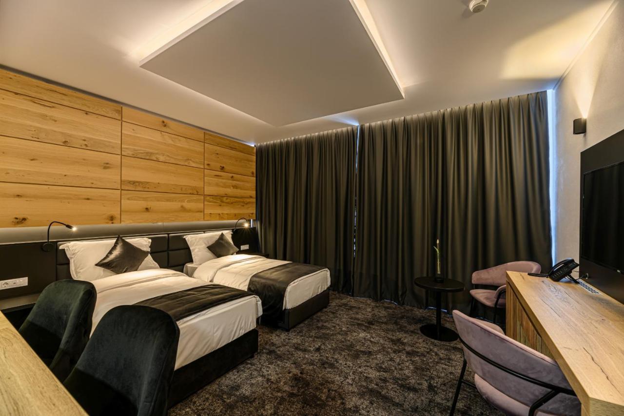 B The Hotel Sfântu-Gheorghe Buitenkant foto