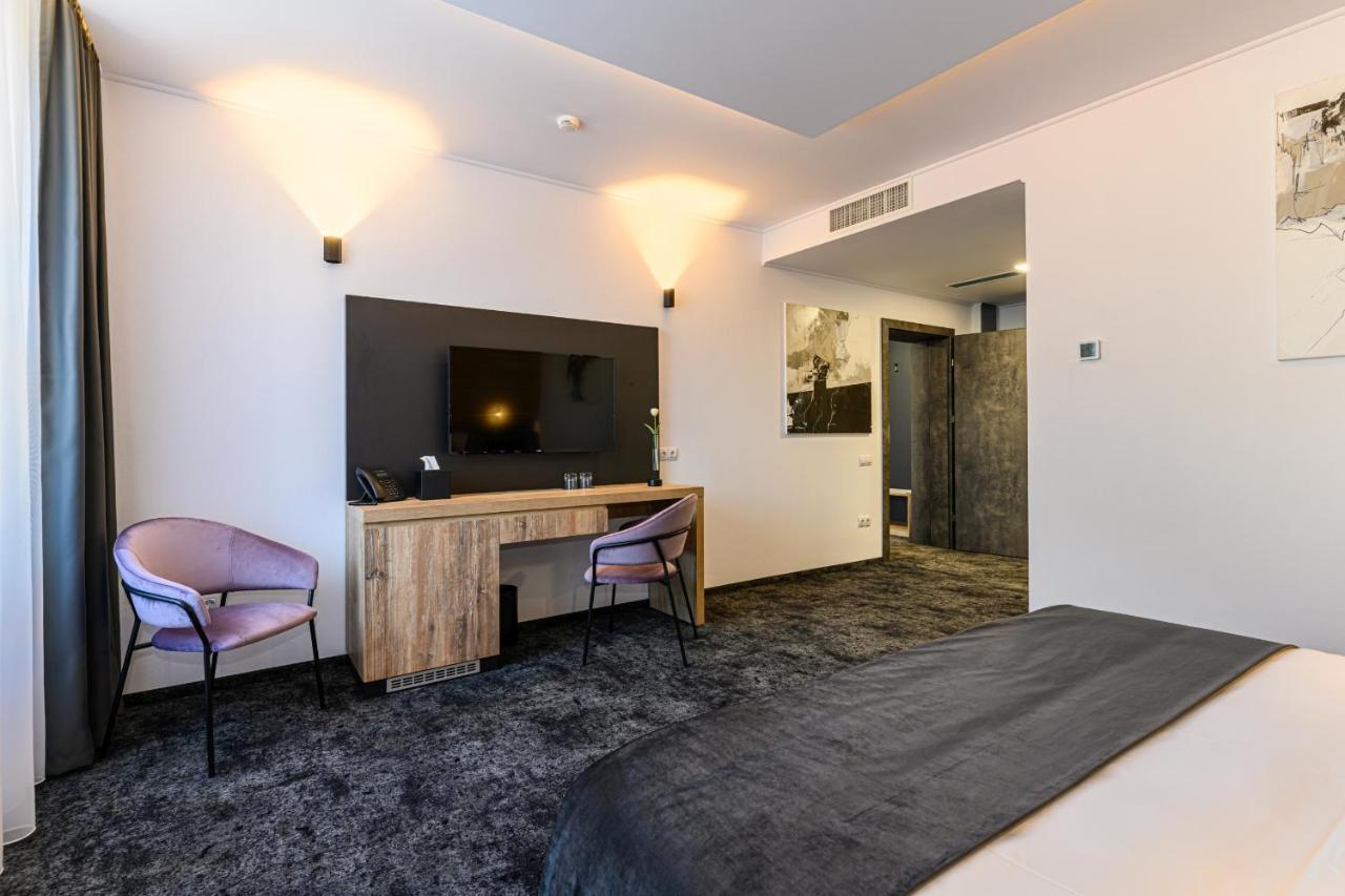 B The Hotel Sfântu-Gheorghe Buitenkant foto